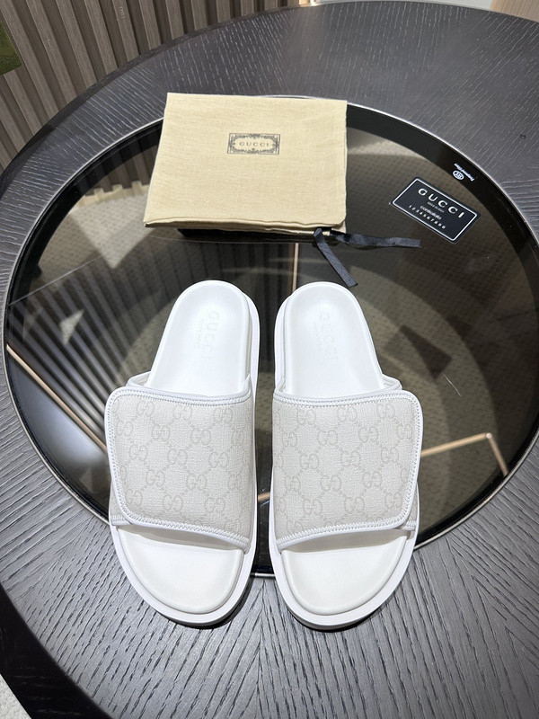 g*u*i sandals