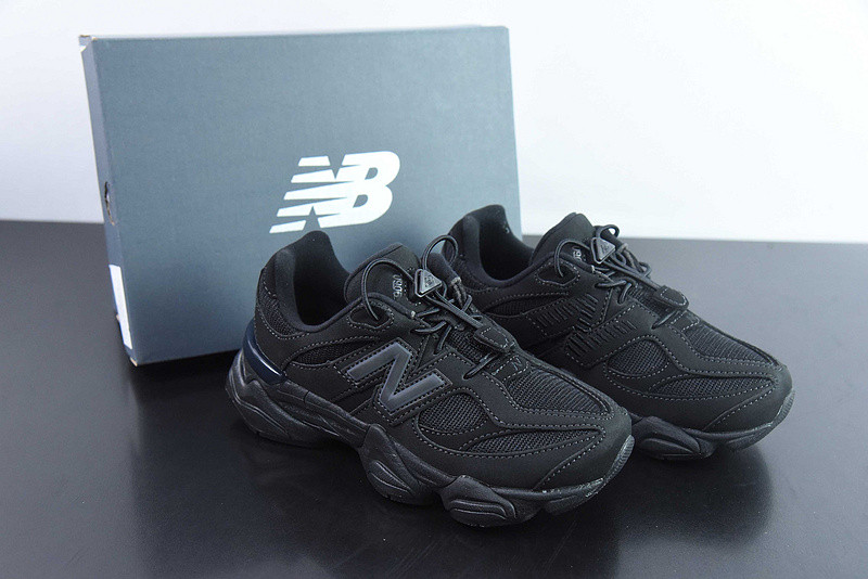 NEW BALANCE SNEAKER
