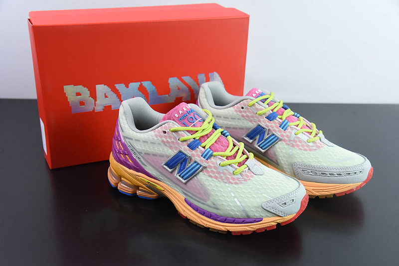 NEW BALANCE SNEAKER