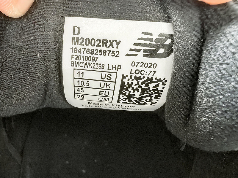 NEW BALANCE SNEAKER