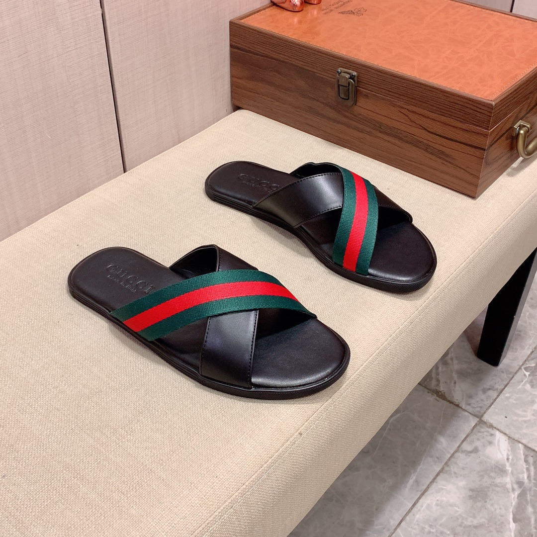 G*u*i sandals