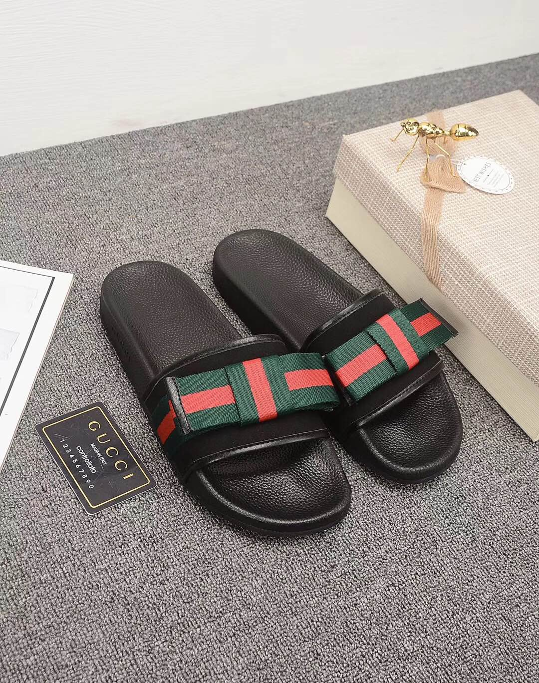 G*u*i sandals