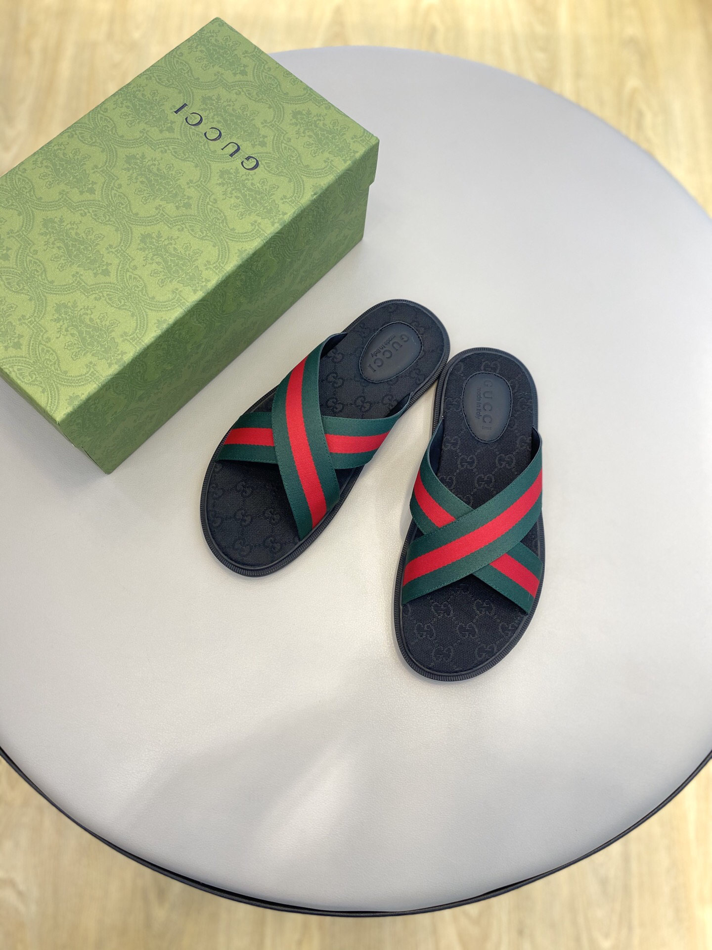 g*u*i sandals